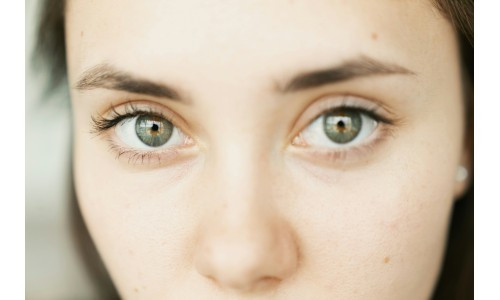 Pourquoi et comment bien hydrater le contour de vos yeux ?