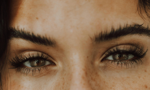 Poches sous les yeux : nos conseils pour les éviter et bien les traiter