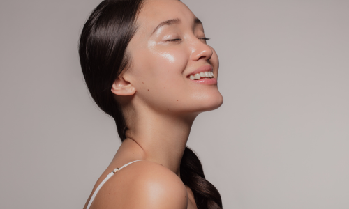 Comment obtenir un teint unifié ? 5 étapes clés pour une peau lumineuse au quotidien.