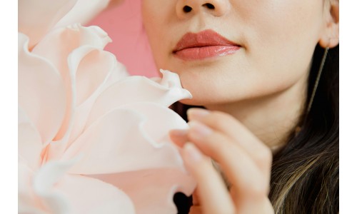 Les fleurs en cosmétique : comment leurs actifs transforment votre routine skincare ?