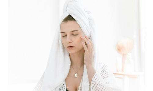 Soins du visage : gommage ou masque, dans quel ordre appliquer les soins ?